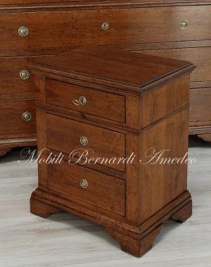 Comodino stile classico costruito artigianalmente in legno massello di noce