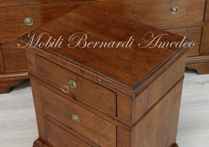 Comodino stile classico costruito artigianalmente in legno massello di noce