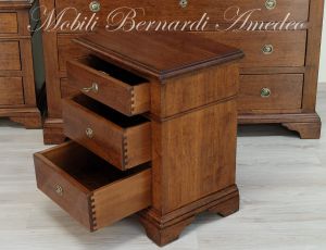 Comodino stile classico costruito artigianalmente in legno massello di noce