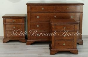 Comodino stile classico costruito artigianalmente in legno massello di noce