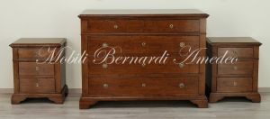 Riproduzione di cassettone in stile classico realizzata utilizzando legno massello di noce