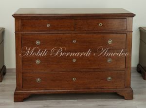 Riproduzione di cassettone in stile classico realizzata utilizzando legno massello di noce