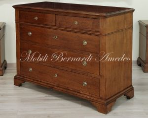 Riproduzione di cassettone in stile classico realizzata utilizzando legno massello di noce