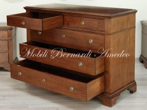 Riproduzione di cassettone in stile classico realizzata utilizzando legno massello di noce