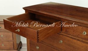 Riproduzione di cassettone in stile classico realizzata utilizzando legno massello di noce