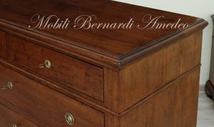 Riproduzione di cassettone in stile classico realizzata utilizzando legno massello di noce