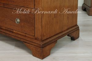 Riproduzione di cassettone in stile classico realizzata utilizzando legno massello di noce