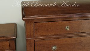 Riproduzione di cassettone in stile classico realizzata utilizzando legno massello di noce