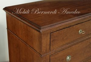 Riproduzione di cassettone in stile classico realizzata utilizzando legno massello di noce