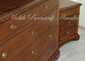 Riproduzione di cassettone in stile classico realizzata utilizzando legno massello di noce