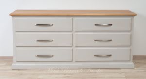 Cassettone lungo con 6 cassetti grandi realizzato in legno massello stile classico-contemporaneo con finiture moderne