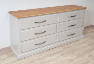 Cassettone lungo con 6 cassetti grandi realizzato in legno massello stile classico-contemporaneo con finiture moderne