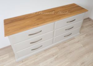 Cassettone lungo con 6 cassetti grandi realizzato in legno massello stile classico-contemporaneo con finiture moderne