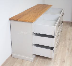 Cassettone lungo con 6 cassetti grandi realizzato in legno massello stile classico-contemporaneo con finiture moderne