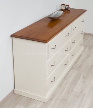 Cassettone lungo in legno massello con finitura bicolore laccata bianco avorio e noce