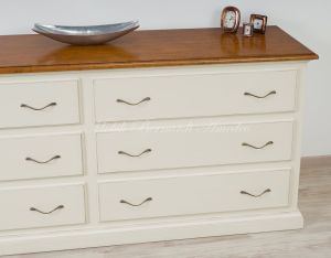 Cassettone lungo in legno massello con finitura bicolore laccata bianco avorio e noce