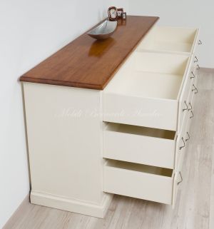 Cassettone lungo in legno massello con finitura bicolore laccata bianco avorio e noce