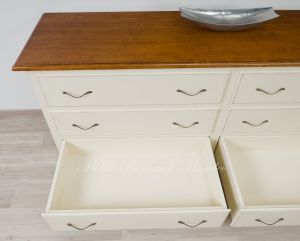 Cassettone lungo in legno massello con finitura bicolore laccata bianco avorio e noce