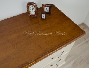 Cassettone lungo in legno massello con finitura bicolore laccata bianco avorio e noce