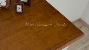 Cassettone lungo in legno massello con finitura bicolore laccata bianco avorio e noce