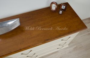 Cassettone lungo in legno massello con finitura bicolore laccata bianco avorio e noce