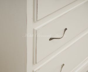 Cassettone lungo in legno massello con finitura bicolore laccata bianco avorio e noce