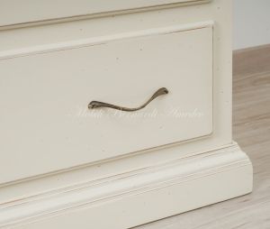 Cassettone lungo in legno massello con finitura bicolore laccata bianco avorio e noce