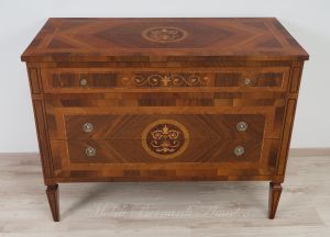Riproduzione in stile classico Maggiolini di un cassettone in legno di noce intarsiato da camera o soggiorno