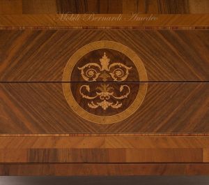 Riproduzione in stile classico Maggiolini di un cassettone in legno di noce intarsiato da camera o soggiorno