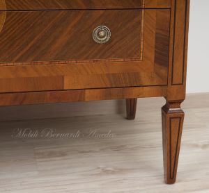 Riproduzione in stile classico Maggiolini di un cassettone in legno di noce intarsiato da camera o soggiorno
