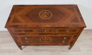 Riproduzione in stile classico Maggiolini di un cassettone in legno di noce intarsiato da camera o soggiorno