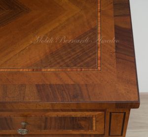 Riproduzione in stile classico Maggiolini di un cassettone in legno di noce intarsiato da camera o soggiorno
