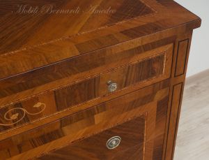 Riproduzione in stile classico Maggiolini di un cassettone in legno di noce intarsiato da camera o soggiorno