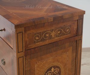 Riproduzione in stile classico Maggiolini di un cassettone in legno di noce intarsiato da camera o soggiorno