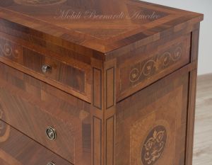 Riproduzione in stile classico Maggiolini di un cassettone in legno di noce intarsiato da camera o soggiorno