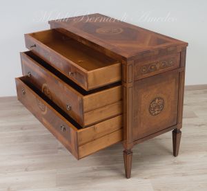 Riproduzione in stile classico Maggiolini di un cassettone in legno di noce intarsiato da camera o soggiorno