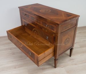 Riproduzione in stile classico Maggiolini di un cassettone in legno di noce intarsiato da camera o soggiorno