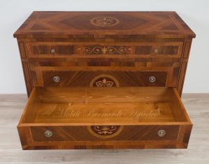 Riproduzione in stile classico Maggiolini di un cassettone in legno di noce intarsiato da camera o soggiorno