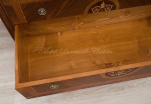 Riproduzione in stile classico Maggiolini di un cassettone in legno di noce intarsiato da camera o soggiorno