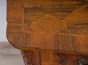 Cassettone barocco veneziano - dettaglio del piano lavorato in radica di noce e legno di rosa