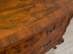 Cassettone barocco veneziano - dettaglio del piano lavorato in radica di noce e legno di rosa