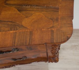 Cassettone barocco veneziano - dettaglio del piano lavorato in radica di noce e legno di rosa