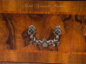 Cassettone barocco in radica di noce - dettaglio delle maniglie con putti e volute