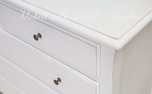 Classic style chest of drawers handcrafted in solid wood and lacquered in antique white