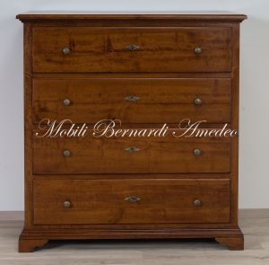 Cassettone classico di grandi dimensioni realizzato in legno massello di noce con pomelli e serrature