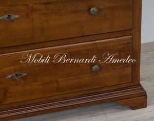 Cassettone classico di grandi dimensioni realizzato in legno massello di noce con pomelli e serrature