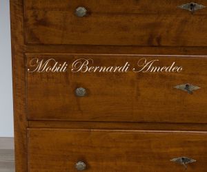 Cassettone classico di grandi dimensioni realizzato in legno massello di noce con pomelli e serrature