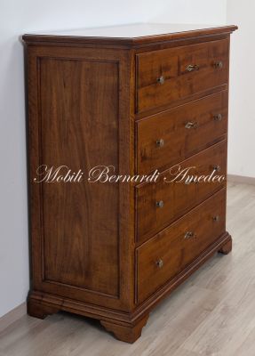 Cassettone classico di grandi dimensioni realizzato in legno massello di noce con pomelli e serrature