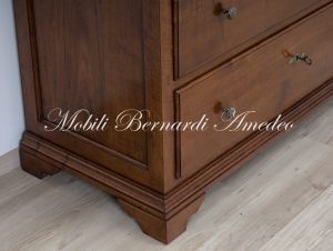 Cassettone classico di grandi dimensioni realizzato in legno massello di noce con pomelli e serrature