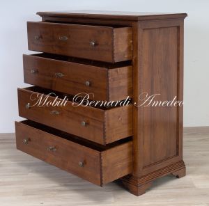 Cassettone classico di grandi dimensioni realizzato in legno massello di noce con pomelli e serrature